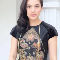 Nggak terkesan kuno, gaya aktris berwajah indo ini.  (Sumber foto: chelseaislan/instagram)