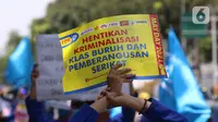 Salah satu poster yang dibawa oleh buruh dalam aksi memperingati Hari Buruh Internasional atau May Day di Jakarta, Sabtu (1/5/2021). Dalam aksinya mereka meminta pemerintah untuk mencabut Omnibus Law dan memberlakukan upah minimum sektoral (UMSK) 2021. (Liputan6.com/Angga Yuniar)