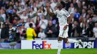 Pemain Real Madrid, Aurelien Tchouameni, merayakan gol pembuka timnya dalam leg kedua play-off Liga Champions melawan Benfica di Santiago Bernabeu, Kamis (26/2/2026) dini hari WIB. (AP Photo/Manu Fernandez)