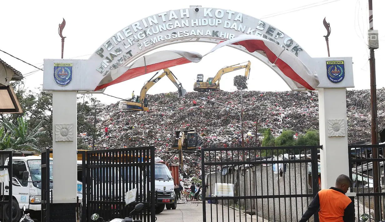 Alat berat mengeruk sampah yang menggunung di Tempat Pembuangan Akhir (TPA) Cipayung, Depok, Jawa Barat, Jumat (28/12). TPA tersebut menampung sampah Kota Depok. (Liputan6.com/Immanuel Antonius)