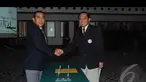  Imam Sudjarwo (kanan) terpilih sebagai ketua umum dalam musyawarah nasional yang digelar PBVSI, Jakarta, Jumat (22/8/2014) (Liputan6.com/Pool)