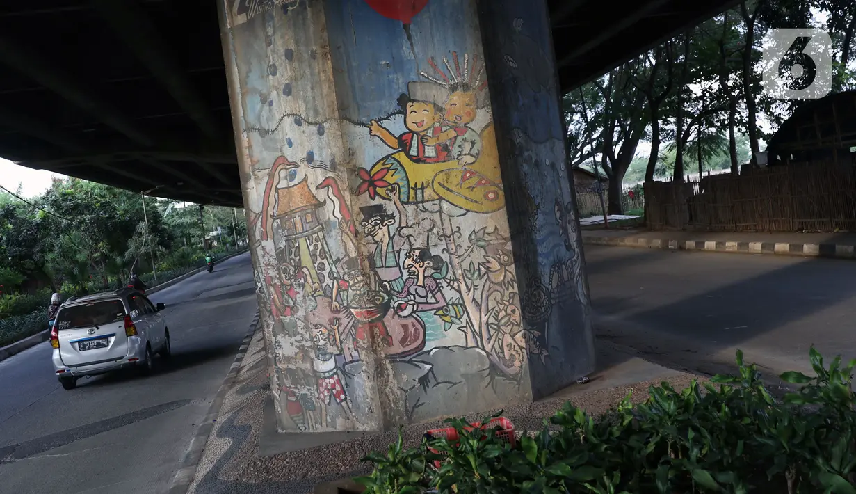 Pengendara mobil melintasi sisi tiang penyangga Jalan Tol Pelabuhan Lingkar Dalam Jakarta di Jalan Ancol Timur, Jakarta, Selasa (16/6/2020). Seni mural yang dulu menghiasi tiang-tiang jalan tol di kawasan tersebut kini terlihat kusam dan berdebu. (Liputan6.com/Helmi Fithriansyah)
