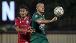 Pemain Persebaya Surabaya, Leonardo Silva Lelis (kanan) berebut bola dengan pemain Arema FC, Dedik Setiawan pada laga lanjutan pekan ke-33 BRI Liga 1 2022/2023 di Stadion PTIK, Jakarta, Selasa (11/04/2023). (Bola.com/Bagaskara Lazuardi)