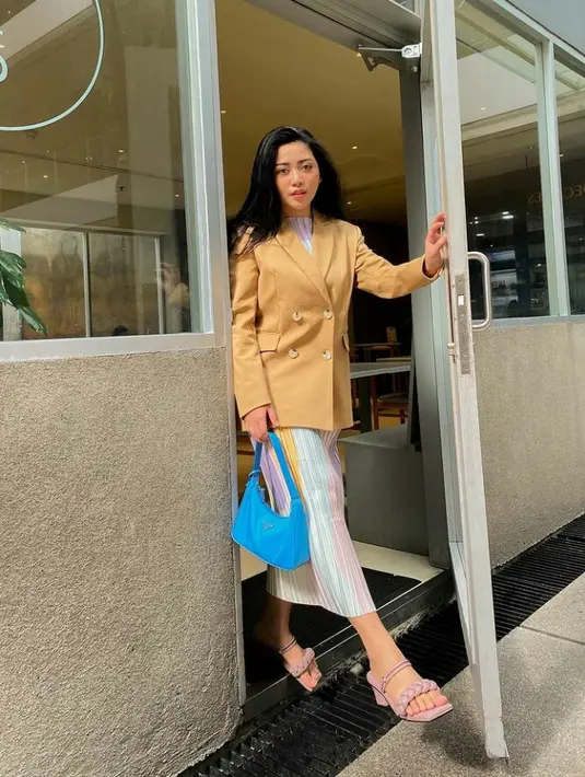 Kesan feminin bisa kamu dapatkan dengan mengenakan blazer warna kuning bersama dress warna pastel. (Instagram/Rachel Vennya).