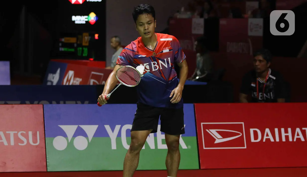 Pebulu tangkis tunggal putra Indonesia Anthony Sinisuka Ginting saat melawan tunggal putra China Shi Yu Qi pada babak 16 besar Indonesia Masters 2023 di Istora Senayan, Jakarta, Kamis (26/1/2023). Anthony Sinisuka Ginting terhenti di babak 16 besar Indonesia Masters 2023 setelah kalah dari Shi Yu Qi dengan skor 19-21 dan 16-21. (Liputan6.com/Herman Zakharia)