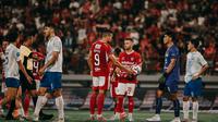 Boris Kopitovic (nomor 9) meminta bola kepada Mirza Mustavic pada lanjutan BRI Super League 2025/2026 antara Bali United vs PSIM Yogyakarta di Stadion Kapten I Wayan Dipta, Sabtu (20/9/2025) malam WIB. (Bola.com/Alit Binawan)