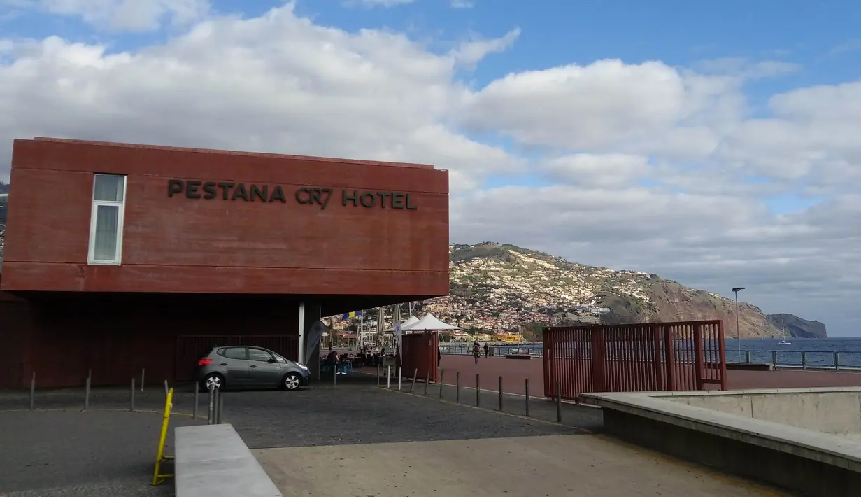 Restoran milik Cristiano Ronaldo bernama CR7 Corner Restaurant and Bar terdapat di lantai dasar Hotel Pestana CR 7. Ronaldo membangun bisnis pariwisata itu di kota kelahirannya Funchal.  (Bola.com/Reza Khomaini)