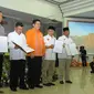 Capres-cawapres Jokowi-Jk dan Prabowo-Hatta meperlihatkan surat laporan di KPU. (Liputan6.com/Herman Zakharia)