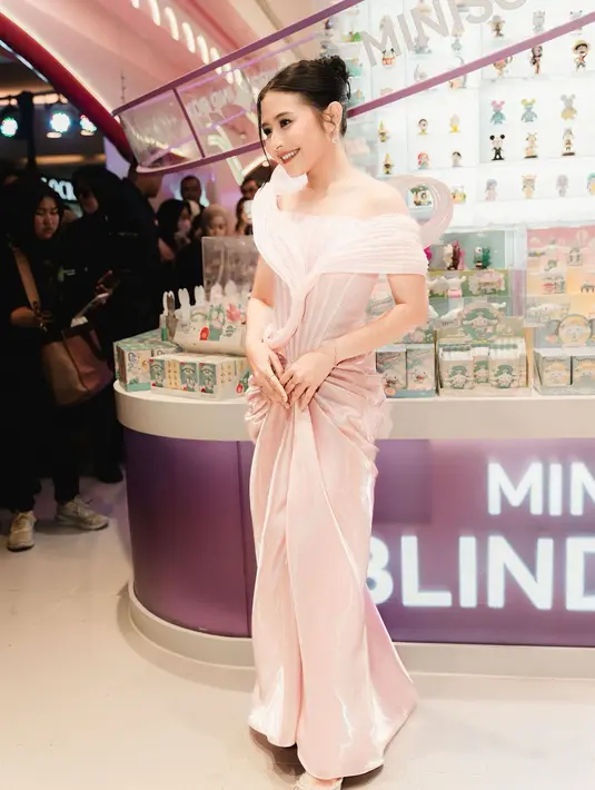 Cantiknya Prilly Latuconsina pakai dress berwarna pink. Off the shoulder dress ini memiliki detail memikat yang manis membalut tubuh Prilly dengan amat apik. [Foto: Instagram/prillylatuconsina96]