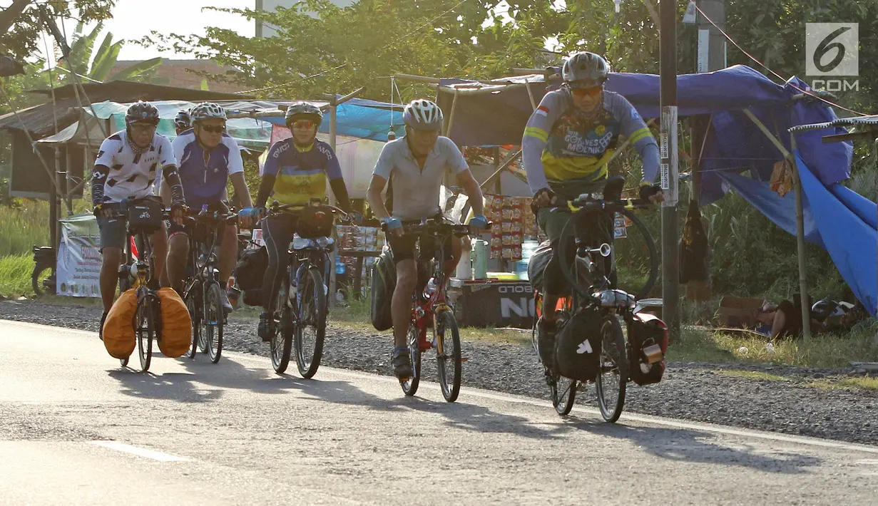 Pemudik bersepeda melintas di Jalan Raya Pantura, Cirebon, Jawa Barat, Sabtu (1/6/2019). Anggota komunitas GWCC asal Tangerang ini melakukan mudik tujuan Yogyakarta dan Pacitan dengan menempuh jarak sekitar 800 Km. (Liputan6.com/Herman Zakharia)
