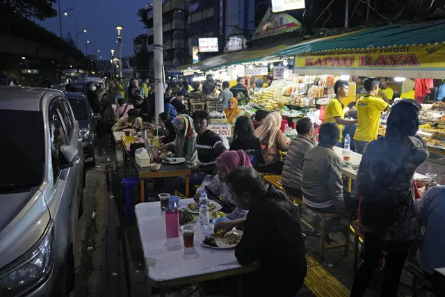 Fenomena Warga Non-Muslim Berburu Takjil