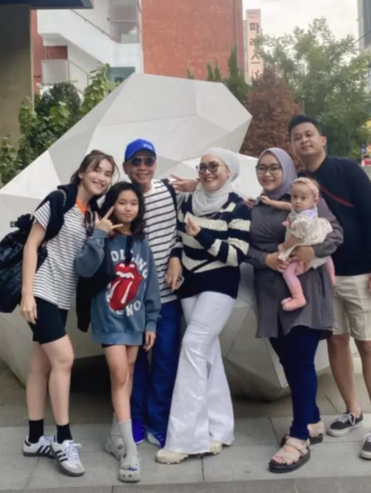 Bersama keluarganya, Ayu Ting Ting tampil dengan OOTD yang begitu low profile.  [Foto: Instagram/ Ayu Ting Ting]