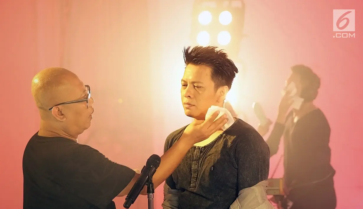 Vokalis NOAH, Ariel mendapat penanganan saat proses syuting video klip single bertajuk 'Wanitaku' di Musica Studio, Jakarta Selatan, Kamis (25/7/2019). Single 'Wanitaku' telah dirilis pada 28 Juni 2019. (Fimela.com/Bambang Ekoros Purnama)