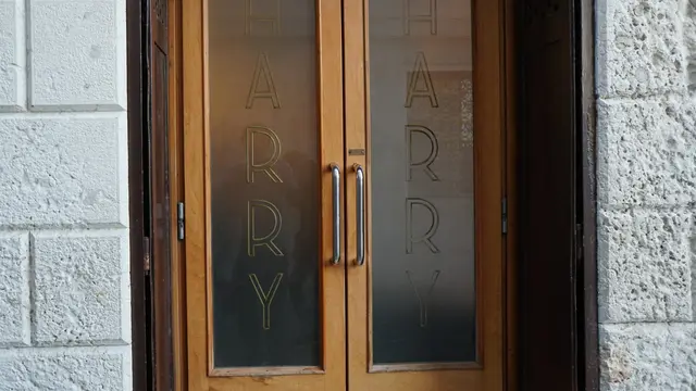 Tampilan depan Harry's Bar di Venesia. (Liputan6.com/Marco Tampubolon)