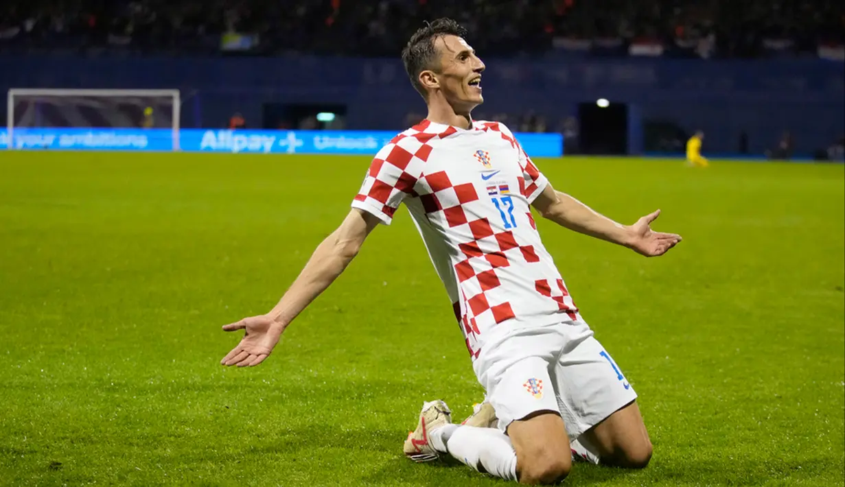 Sedangkan pesaingnya, Wales, harus puas bermain imbang 1-1 melawan Turki yang sudah lebih dulu memastikan diri jadi juara Grup D. (AP Photo/Darko Bandic)
