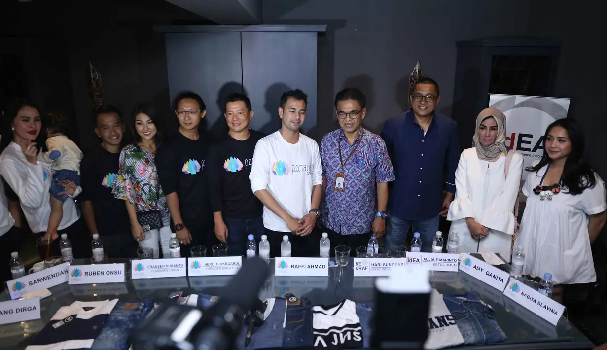 "Tapi semoga ada mukjizat. Ya pergerakan kesehatannya bisa dibilang membaik sedikit. Mohon doa dan dibukakan pintu maaf, kalau ada yang tersinggung atau sakit hati," lanjut Ruben Onsu. (Nurwahyunan/Bintang.com)