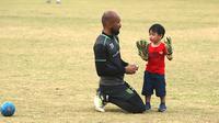 Kiper Persebaya, Alfonsius Kelvan dan sang putra, Muhammad Sultan Arzachel di Lapangan Polda Jatim, Surabaya, Selasa sore (7/8/2018). (Bola.com/Aditya Wany)