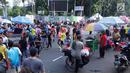 Penjaja makanan melintas saat pelaksanaan Car Free Day di kawasan Senayan, Jakarta, Minggu (8/10). Tidak adanya sekat dengan PKL, mengakibatkan aktivitas pengunjung yang ingin berolahraga kurang leluasa. (Liputan6.com/Fery Pradolo)