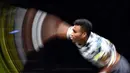 Petenis Kanada Felix Auger-Aliassime melakukan servis bola selama final tenis ATP bett1HULKS Indoors melawan Alexander Zverev dari Jerman di Cologne, Jerman, 18 Oktober 2020. (AP Photo / Martin Meissner)