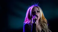 Penyanyi sekaligus penulis lagu asal Kanada, Avril Lavigne tampil dalam festival musik Rock in Rio di Rio de Janeiro, Brasil, 9 September 2022. Speaker saat Avril Lavigne tampil sangat rendah sehingga penonton hampir tidak bisa mendengar apa pun. (AP Photo/Bruna Prado)