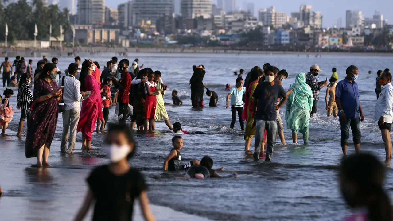 FOTO: Ramainya Pantai Juhu Kala Pandemi COVID-19 di India