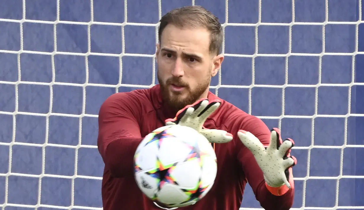 Kiper Atletico Madrid Jan Oblak  menghadiri sesi latihan dengan rekan satu tim menjelang kontra Club Brugge pada matchday 4 Grup B Liga Champions, di tempat latihan klub di Majadahonda, Selasa (11/10/2022). Jika pasukan Diego Simeone sampai dipecundangi Club Brugge di kandang sendiri nanti, maka peluang mereka untuk lolos akan semakin sulit. (Pierre-Philippe MARCOU / AFP)