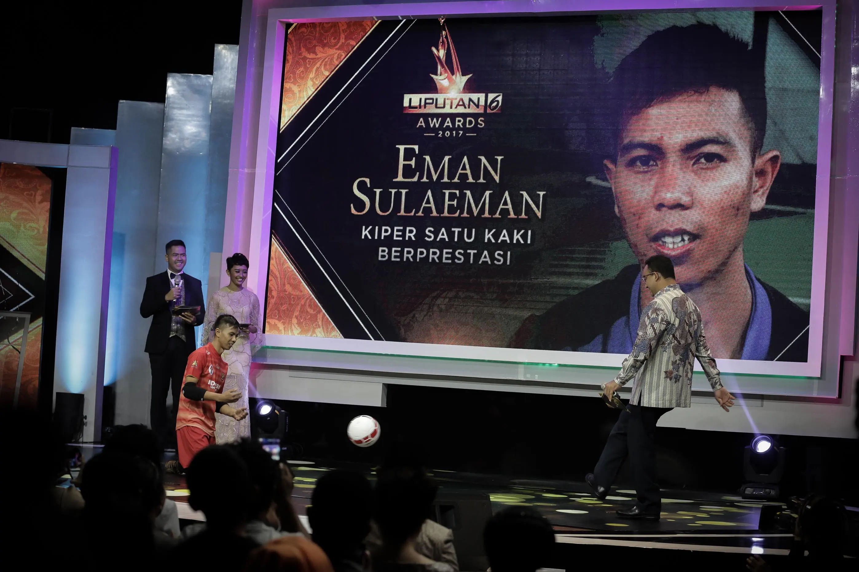 Eman Sulaeman saat beraksi mempertontonkan kelihaiannya bermain bola di atas panggung Liputan6 SCTV Awards dengan Gubernur terpilih DKI Jakarta, Anies Baswedan.  (Liputan6.com/Faizal Fanani)