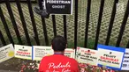 Aktivis Koalisi Pejalan Kaki menaburkan bunga di sekitar Halte Tugu Tani, Jakarta, Senin (22/1). Aksi ini diadakan untuk memperingati Hari Pedestrian sekaligus peringatan enam tahun tragedi Tugu Tani. (Liputan6.com/Immanuel Antonius)