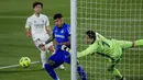 Penjaga gawang Real Madrid Thibaut Courtois (kanan) melakukan penyelamatan di samping pemain Getafe Mathias Olivera pada pertandingan Liga Spanyol di Stadion Alfonso Perez, Getafe, Spanyol, Minggu (18/42021). Pertandingan berakhir dengan skor 0-0. (AP Photo/Manu Fernandez)