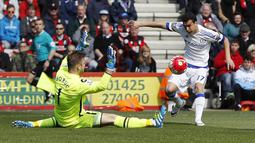 Pemain Chelsea, Pedro, saat mencetak gol pertama ke gawang AFC Bournemouth dalam laga Liga Inggris di Stadion Vitality, Bournemouth, Sabtu (23/4/2016). (Action Images via Reuters/Paul Childs)