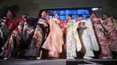 Sejumlah wanita mengenakan busana kimono berpose setelah pembukaan pasar saham untuk tahun ini di Bursa Saham Tokyo, Jepang (4/1). Mereka hadir sebagai bagian dari upacara pembukaan bursa saham yang digelar setiap awal tahun. (AP Photo/Eugene Hoshiko)