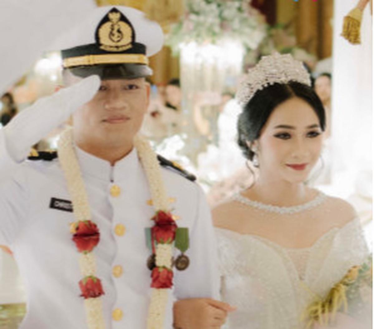 Perjalanan cinta seorang putri Kolonel TNI yang menikah dengan sosok perwira berpangkat Letnan Satu (Lettu) menarik perhatian warganet. Perempuan bernama Nadia itu merupakan putri dari pamen TNI AL, Kolonel Sudarmono.