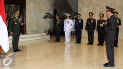 Kapolri Jenderal Pol Badrodin Haiti bersiap menerima Bintang Yudha Dharma dari Panglima TNI Jenderal TNI Gatot Nurmantyo di Jakarta, Jumat (1/7). Kapolri Badrodin Haiti juga mendapat Bintang Utama Angkatan. (Liputan6.com/Helmi Fithriansyah)