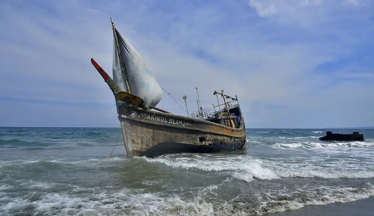 Kapal yang digunakan untuk mengangkut etnis Rohingya bersandar di pantai Indra Patra di desa Ladong, Provinsi Aceh, Indonesia, Minggu, 25 Desember 2022. Kapal yang membawa puluhan Muslim Rohingya mendarat di provinsi kayu paling utara pada Minggu (AP Photo/Rahmat Mirza)