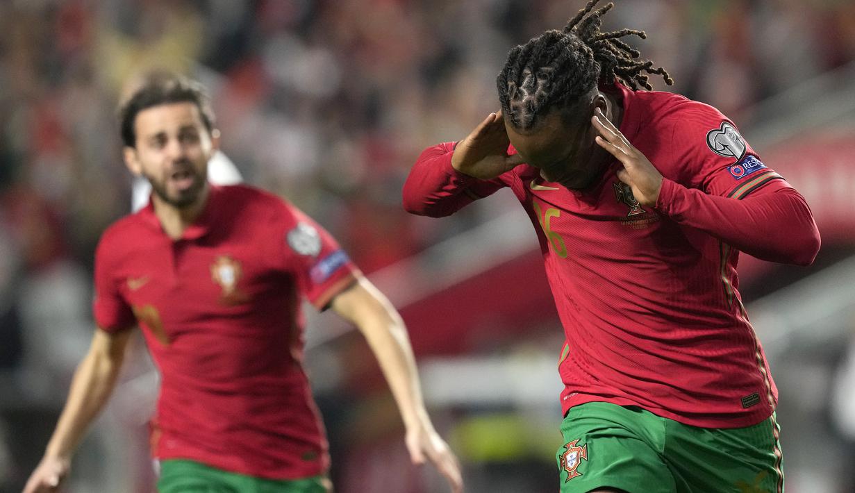 Portugal sudah unggul 1-0 pada menit ke-2. Diawali oleh Bernardo Silva yang mampu merebut bola dari penguasaan Nemanja Gudelj, bola langsung diteruskan kepada Renato Sanches yang tidak terkawal dan langsung menyepak masuk bola ke gawang Serbia. (AP/Armando Franca)