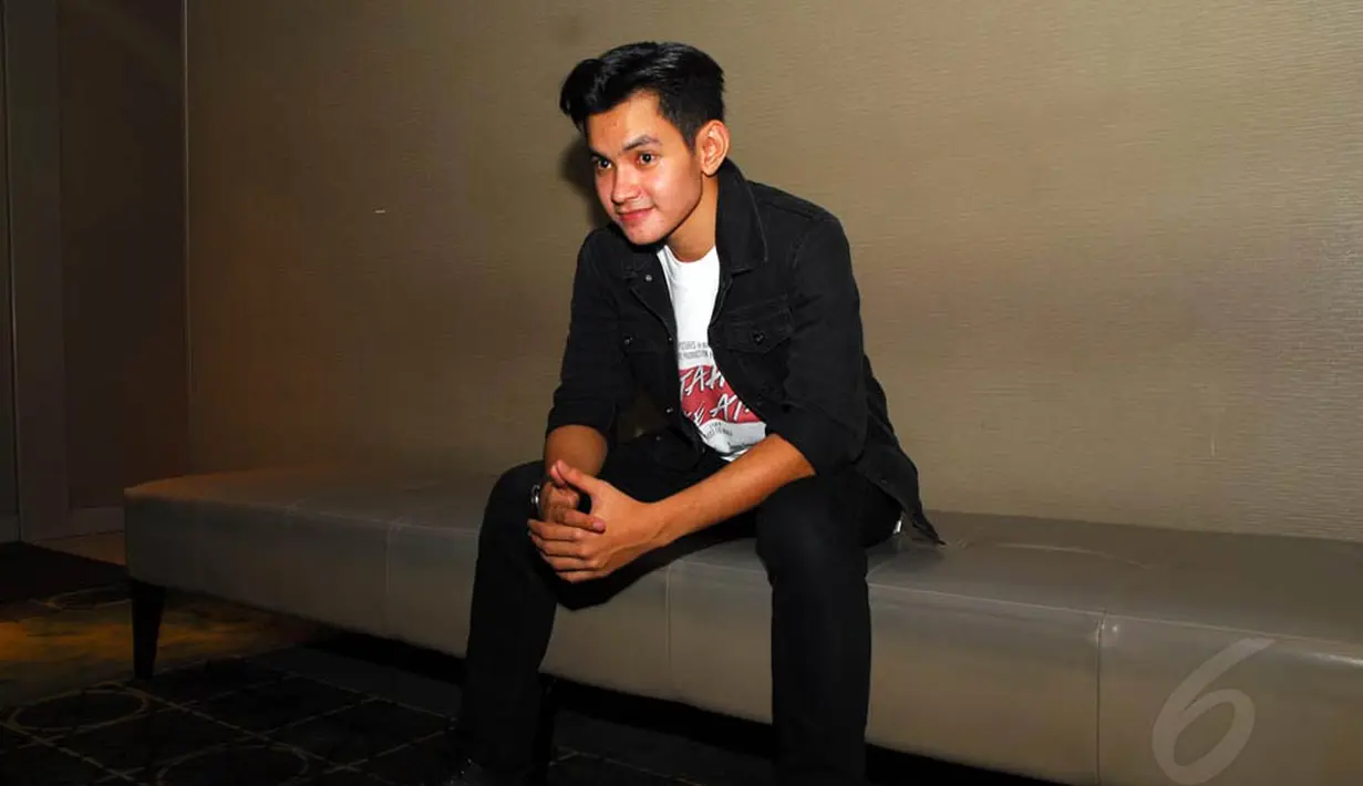 Aktor dan musisi kelahiran 29 Januari 1988 itu juga bermain di film "17 Tahun Ke Atas" (2014). (Liputan6.com/Miftahul Hayat)
