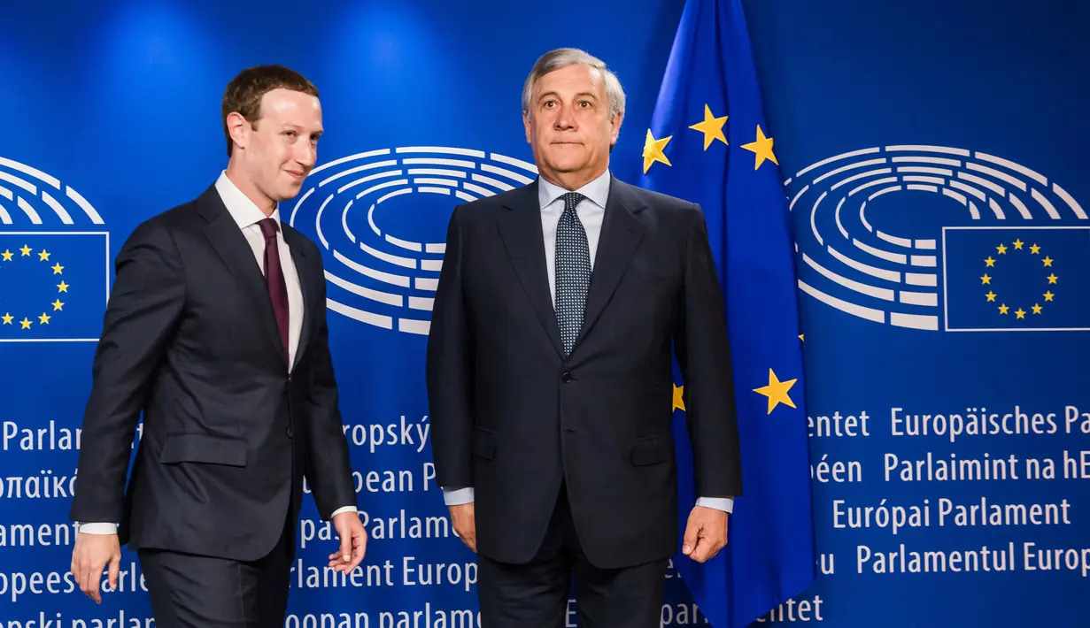 Presiden Parlemen Eropa Antonio Tajani (kanan) menyambut CEO Facebook Mark Zuckerberg di markas Parlemen Eropa, Brussel, Belgia, Selasa (22/5). Cambridge Analytica dianggap terlibat dalam kampanye Donald Trump pada 2016. (AP Photo/Geert Vanden Wijngaert)