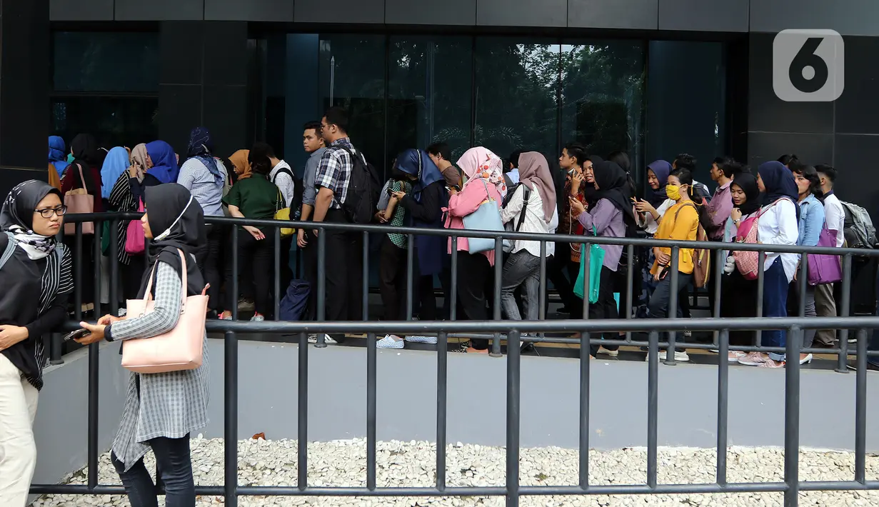 Sejumlah pencari kerja memadati arena Job Fair di kawasan Jakarta, Rabu (27/11/2019). Job Fair tersebut digelar dengan menawarkan lowongan berbagai sektor untuk mengurangi angka pengangguran. (Liputan6.com/Johan Tallo)