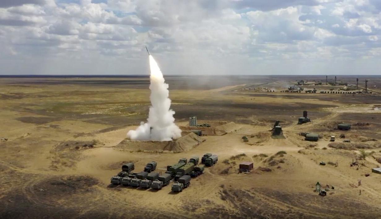 Sebuah roket diluncurkan dari sistem rudal di pangkalan militer Ashuluk, Rusia, 22 September 2020. Latihan ini diharapkan akan diadakan di Laut Hitam dan perairan laut Kaspia, akan berlangsung hingga 26 September. (Russian Defense Ministry Press Service via AP)