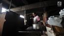 Warga memasak di permukiman kolong tol Tanjung Priok, Jakarta, Rabu (16/1).Dibandingkan Maret 2018 sebesar 9,82 persen dengan jumlah 25,67 juta orang dari sebelumnya 25,95 juta orang atau menurun sebanyak 275,2 ribu orang. (Merdeka.com/Iqbal S Nugroho)