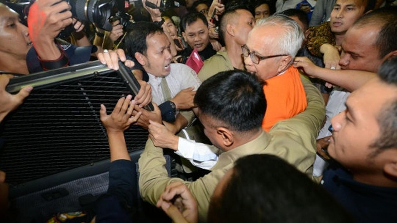Keluar sebagai tahanan KPK, OC Kaligis dikerubungi wartawan