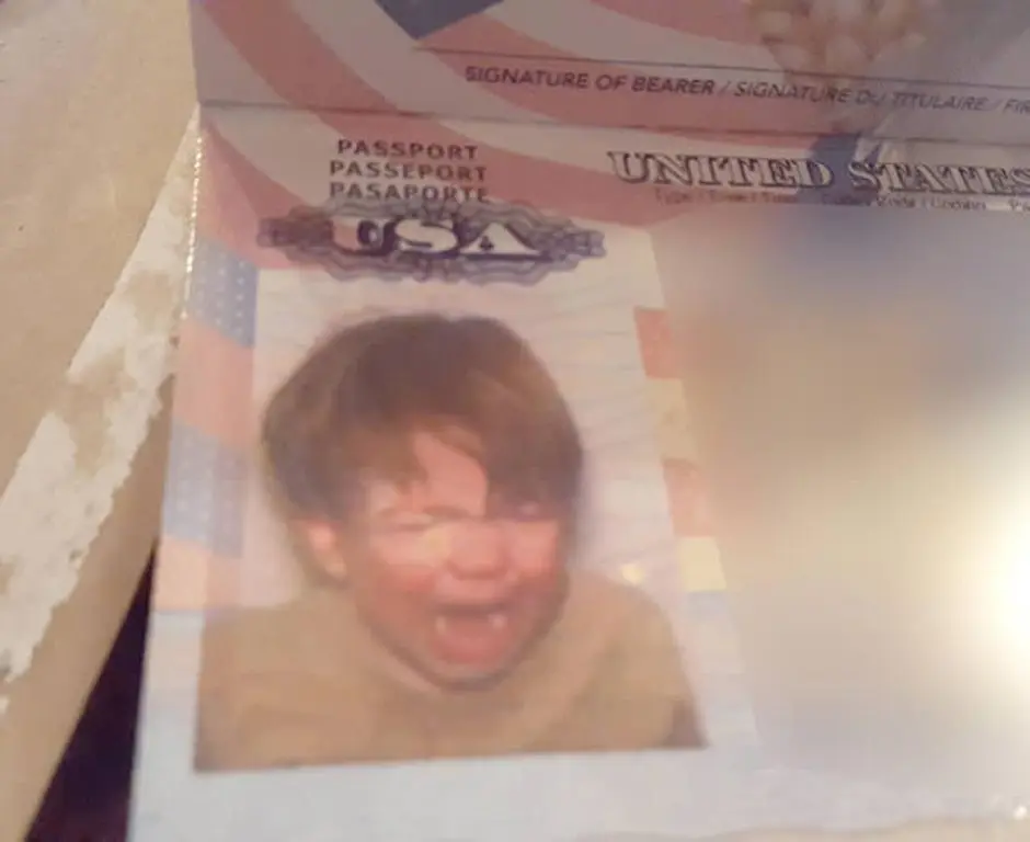 Foto paspor anak tengah menjerit. (Reddit)