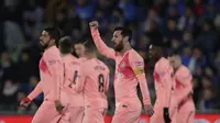 Striker Barcelona, Lionel Messi, melakukan selebrasi usai membobol gawang Getafe pada laga La Liga di Stadion Alfonso Perez, Minggu (6/1). Barcelona menang 2-1 atas Getafe. (AP/Manu Fernandez)