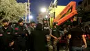 Polisi Yordania mengepung daerah di mana Pertahanan Sipil Yordania melakukan operasi pencarian terhadap penghuni sebuah bangunan tempat tinggal berlantai empat yang runtuh, di Amman, Yordania, Selasa (13/9/2022). Direktorat Keamanan Publik mengatakan tim penyelamat masih mencari korban selamat. (AP Photo/Raad Adayleh)