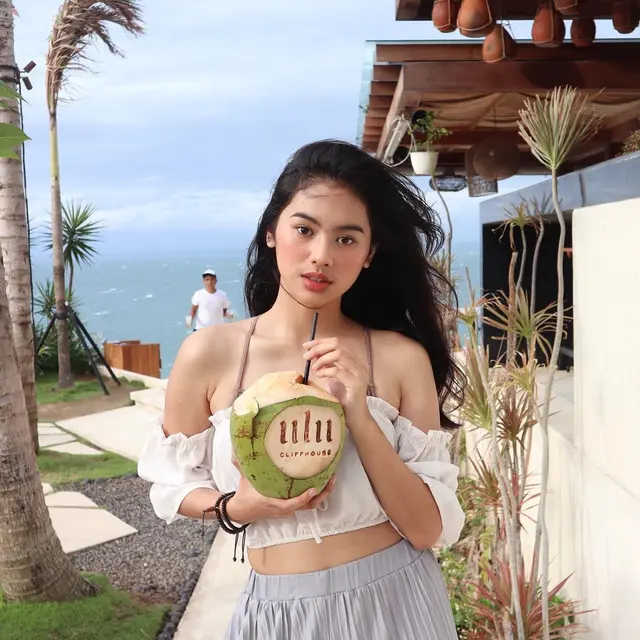 7 Gaya Liburan Amara Sophie Pemain Sinetron Anak Band yang Curi Perhatian