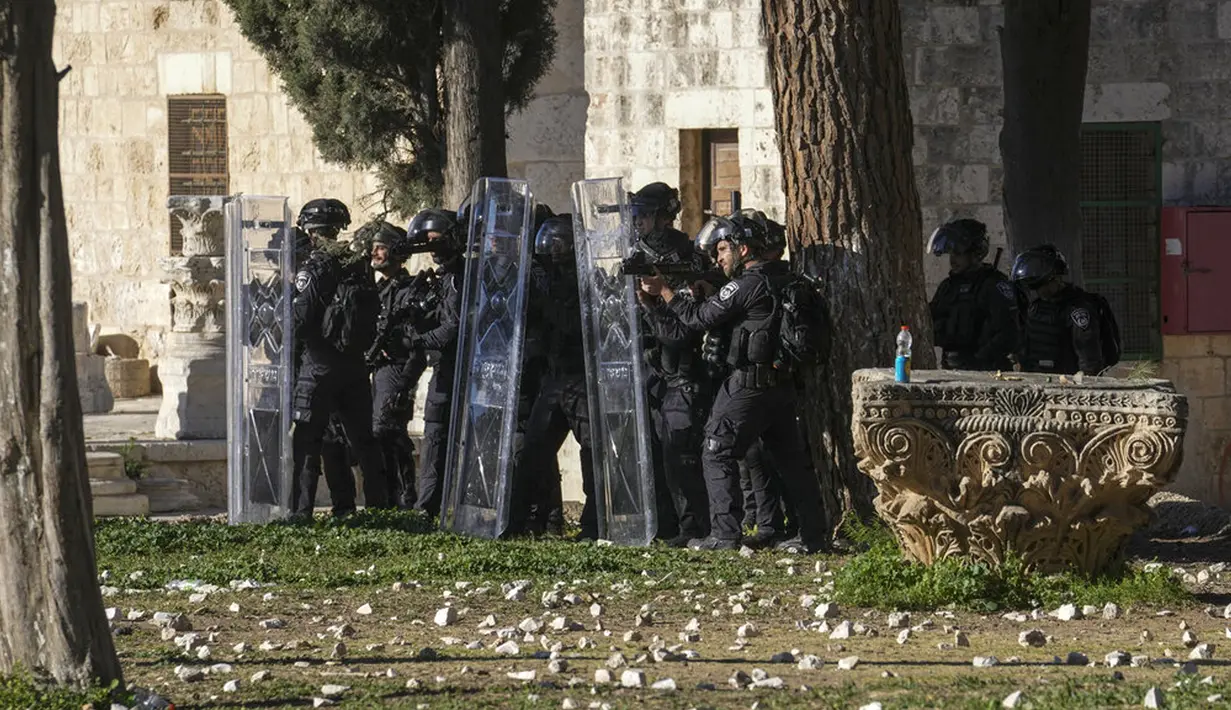 Pasukan keamanan Israel mengambil posisi saat bentrokan dengan demonstran Palestina di Kompleks Masjid Al Aqsa, Kota Tua Yerusalem, 15 April 2022. (AP Photo/Mahmoud Illean)