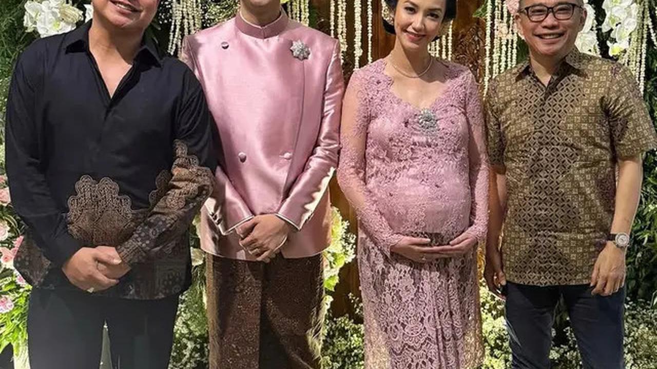 6 Potret Tujuh Bulanan Kehamilan Pertama Velove Vexia dengan Adat Jawa Dibalut Kebaya Pink hingga Wajah Suaminya Terungkap