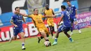 Pemain Persija Jakarta, Hanif Sjahbandi (tengah) berusaha melewati penjagaan pemain Persib Bandung dalam laga lanjutan BRI Super League 2025/2026 di Stadion Gelora Bandung Lautan Api, Bandung, Minggu (11/01/2026). (Bola.com/Abdul Aziz)