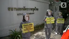 Sejumlah orang yang tergabung dalam PETA menggelar aksi di depan Kedutaan Besar Thailand di Jakarta, Selasa (8/12/2020). Mereka meminta dubes Thailand untuk Indonesia mengakhiri penggunaan tenaga kerja monyet di industri kelapa Thailand oleh perusahaan seperti Chaokoh. (Liputan6.com/Faizal Fanani)