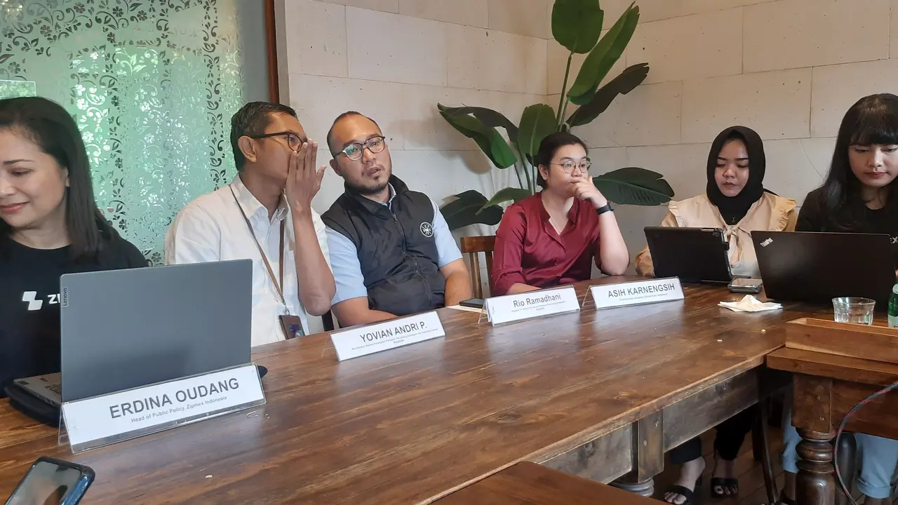 Koordinator Bidang Perumusan Perundang Undangan dan Pelayanan Hukum Bappebti, Yovian Andri dalam acara Zipmex Editorial Roundtable, Rabu (8/2/2023).